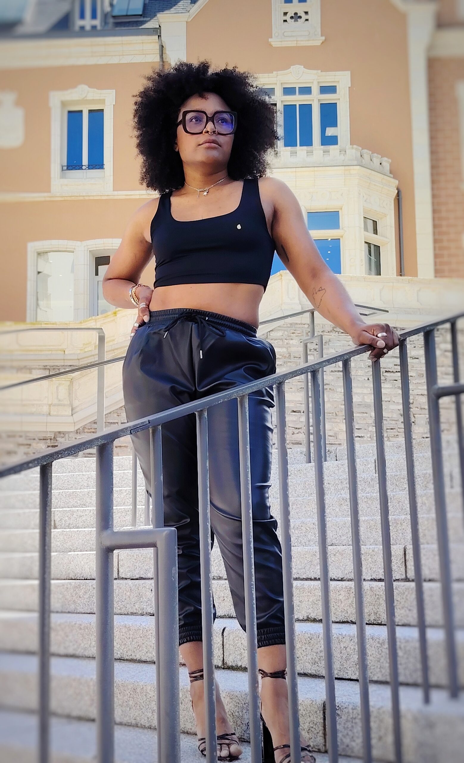 Pantalon similicuir esprit jogging – Image 4